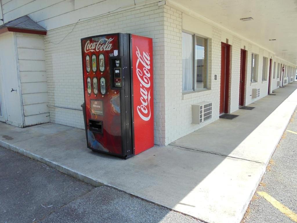 Pinelodge Motel Baxley Exterior photo